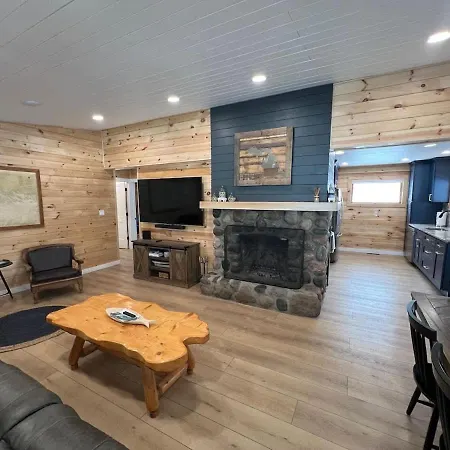 'Lakeside' Cottage With Porch And Sandy Beach